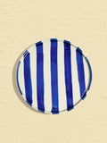 Petite assiette en céramique motif Linhas bleu Céladon, sur fond coloré