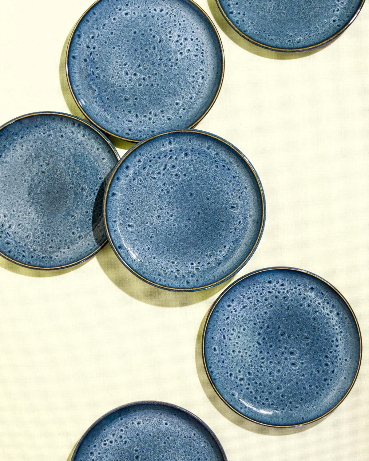 Petite assiette en céramique émail bleu marin Céladon, vue de dessus