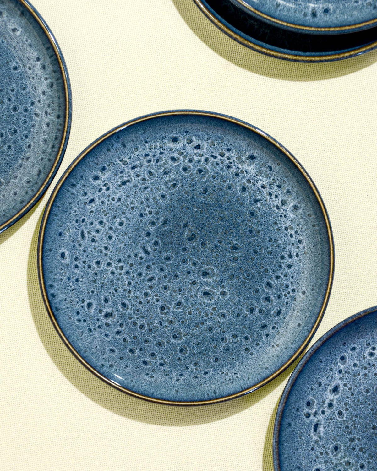Petite assiette en céramique émail bleu marin Céladon, détail de l'émail