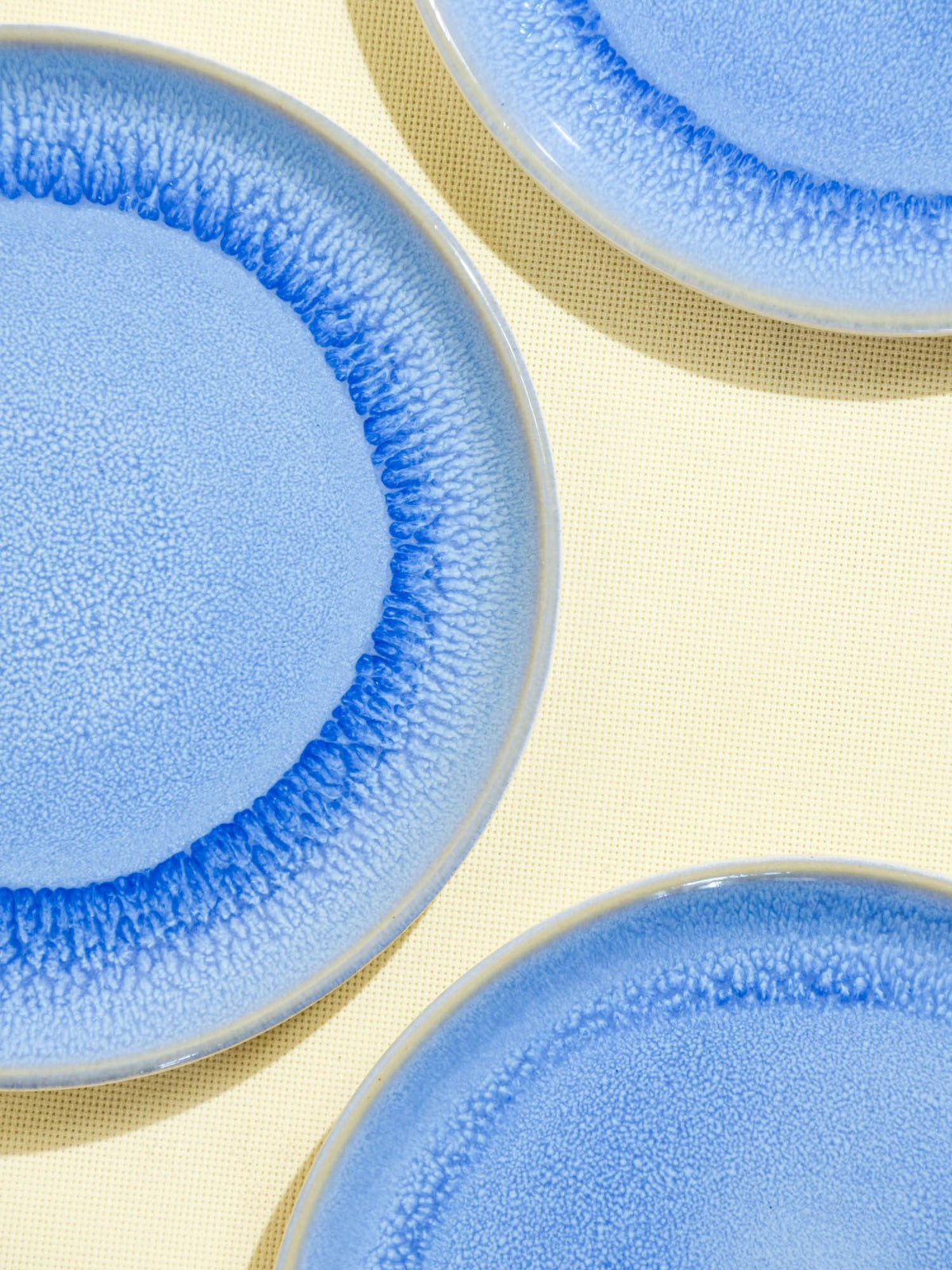 Petite assiette en céramique émail bleu minéral Céladon, détail de l'émail