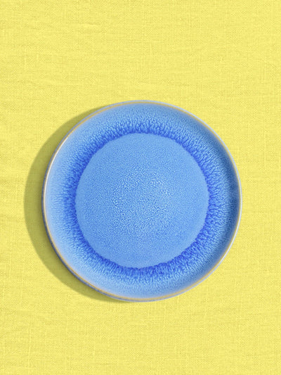 Petite assiette en céramique émail bleu minéral Céladon, sur fond coloré