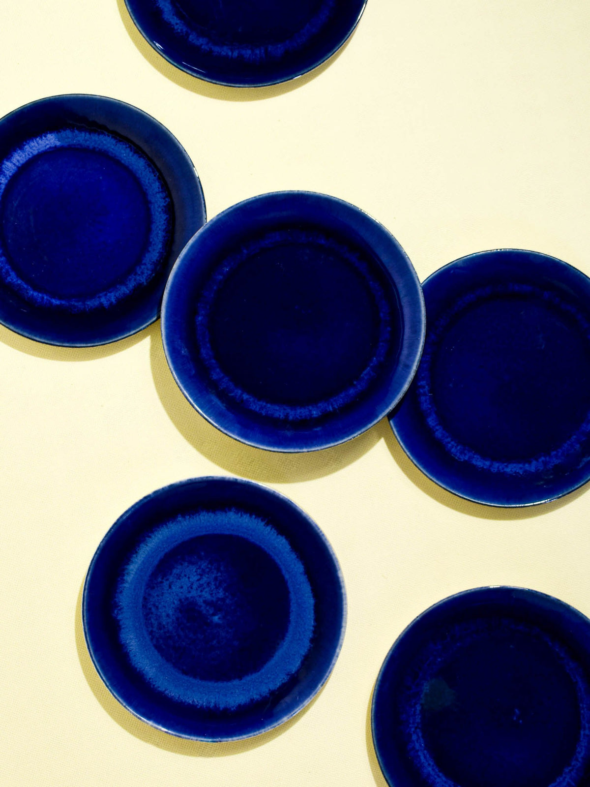 Petite assiette en céramique émail bleu odyssée Céladon, vue de dessus