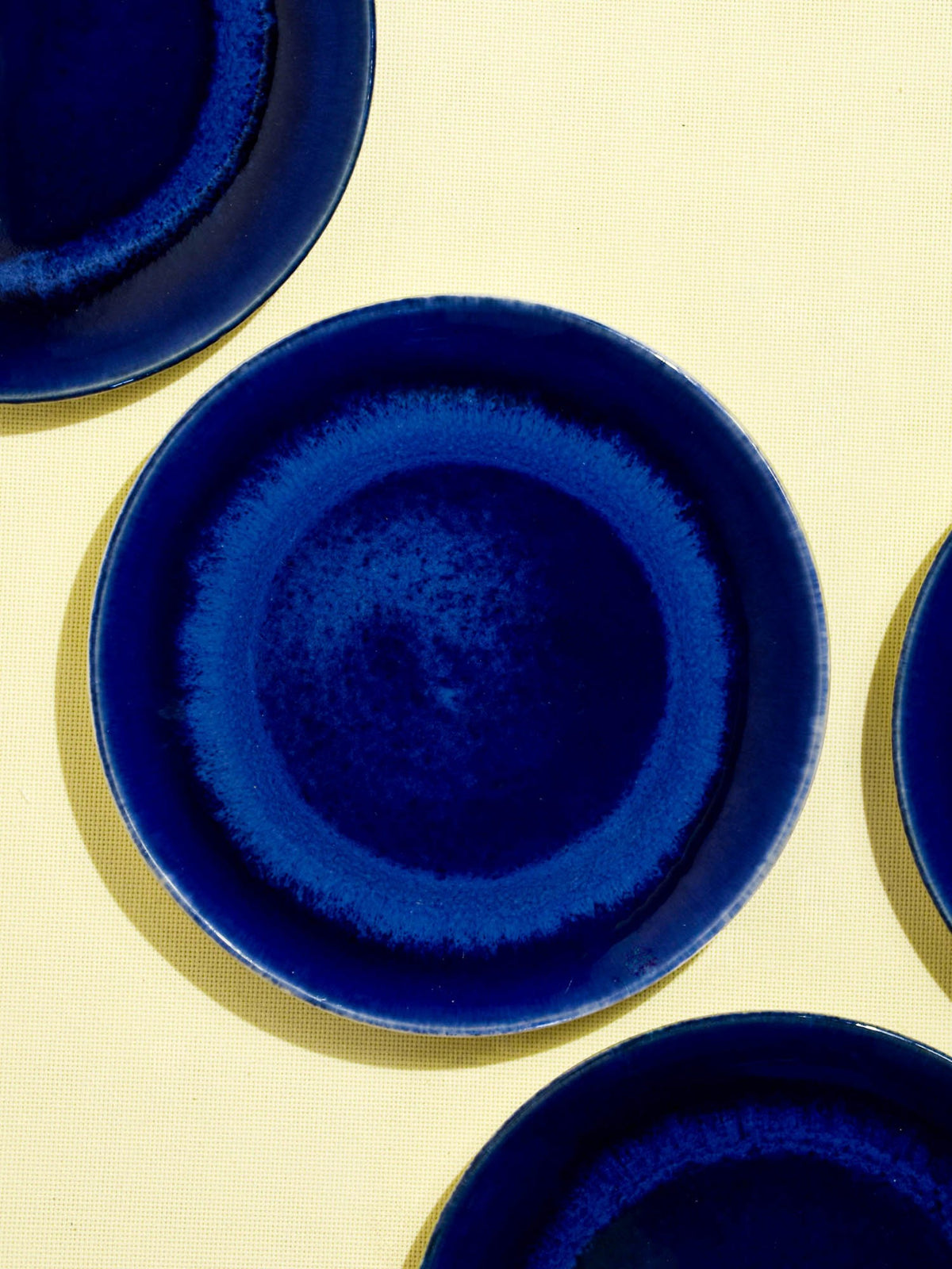 Petite assiette en céramique émail bleu odyssée Céladon, détail de l'émail