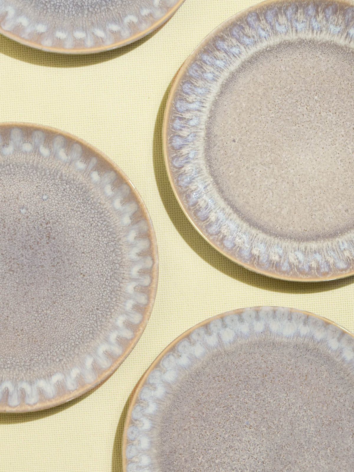 Petite assiette en céramique émail gris audacieux Céladon, détail de l'émail