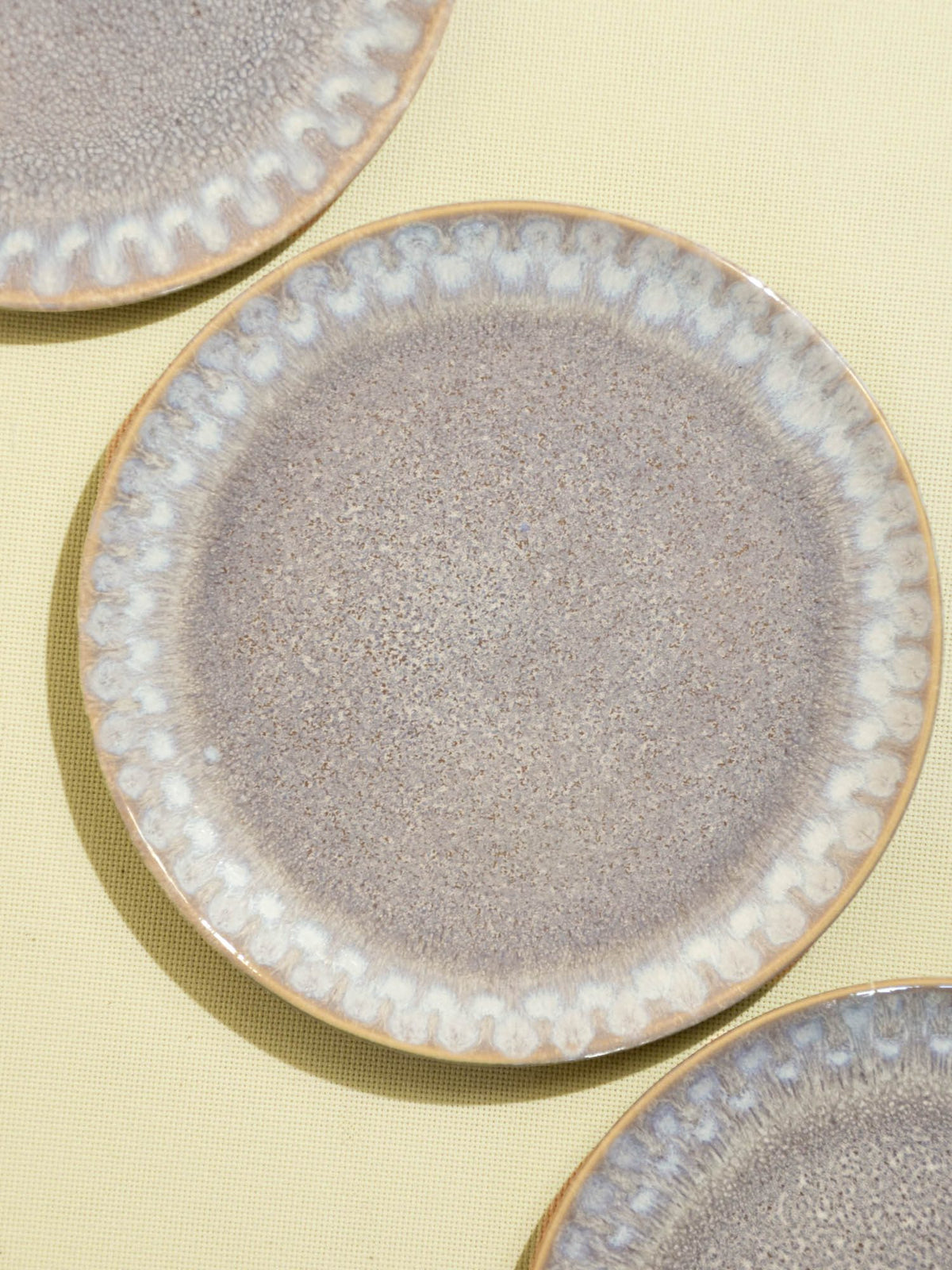 Petite assiette en céramique émail gris audacieux Céladon, détail de l'émail