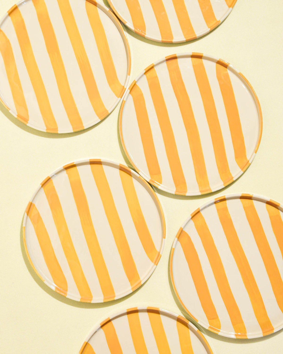 Petite assiette en céramique motif Linhas jaune Céladon, vue de dessus
