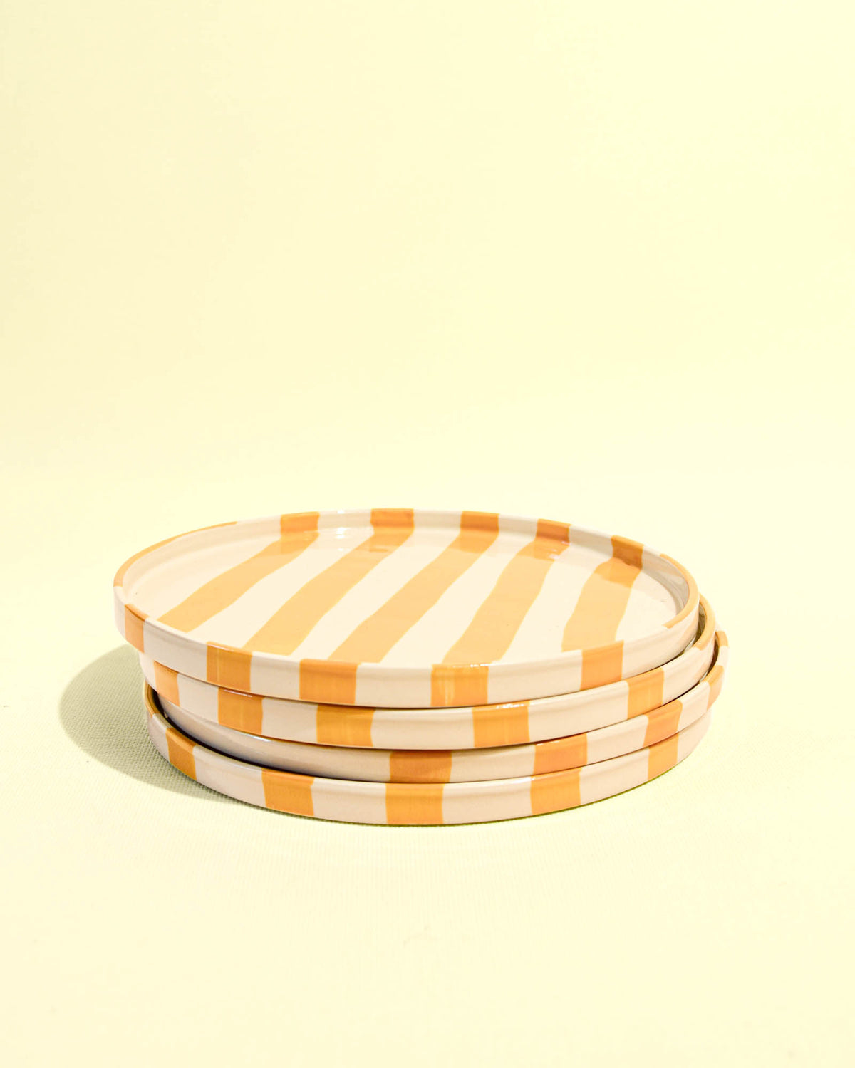 Petite assiette en céramique motif Linhas jaune Céladon, en pile