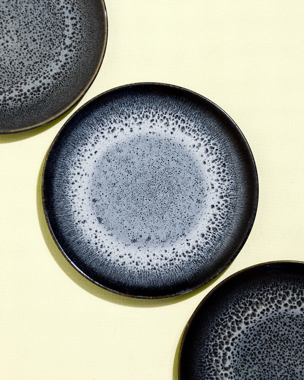 Petite assiette en céramique émail noir écume Céladon, détail de l'émail