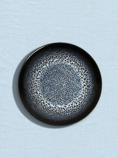 Petite assiette en céramique émail noir écume Céladon, sur fond coloré