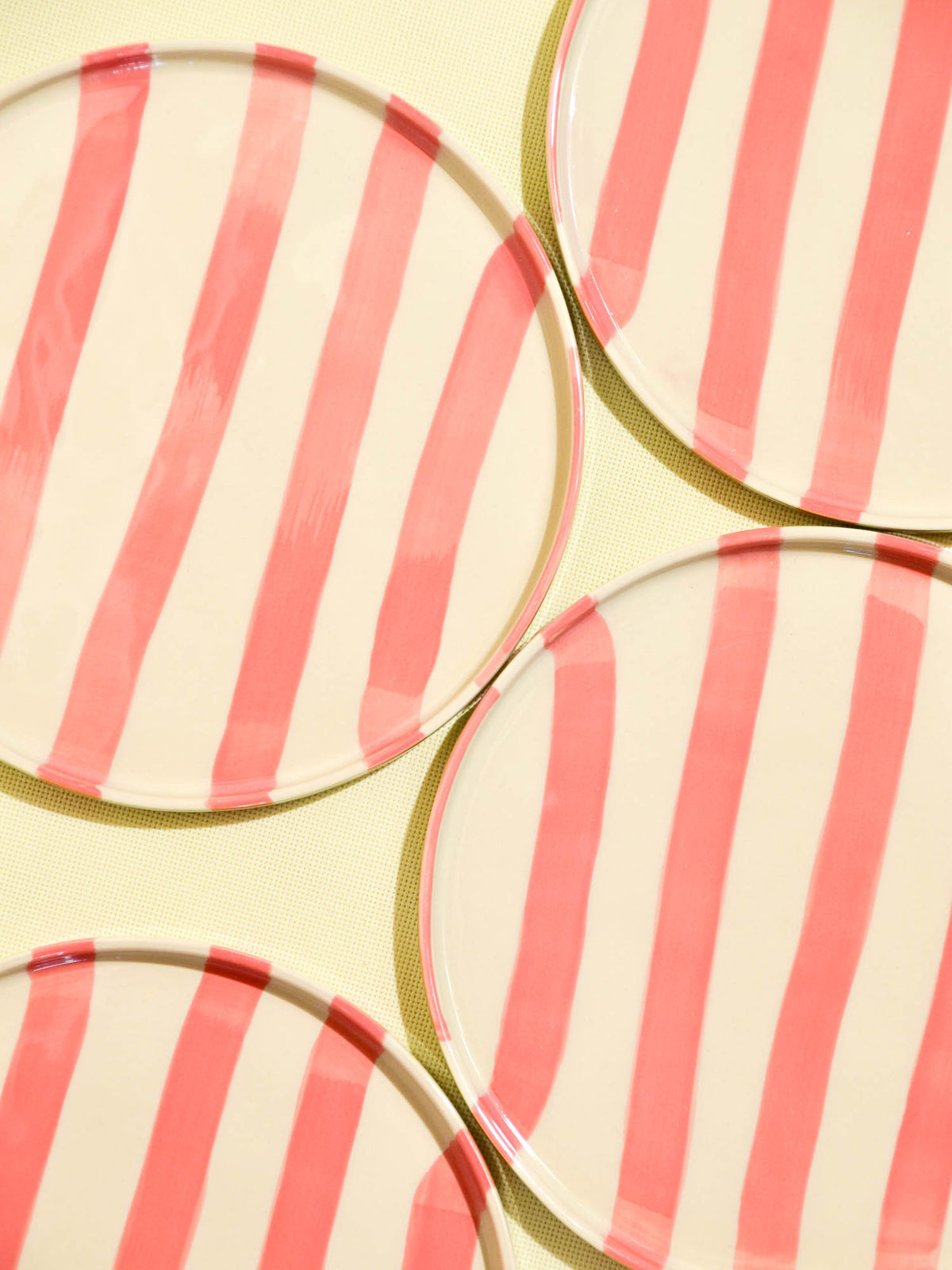 Petite assiette en céramique motif Linhas rose Céladon, détail de l'émail