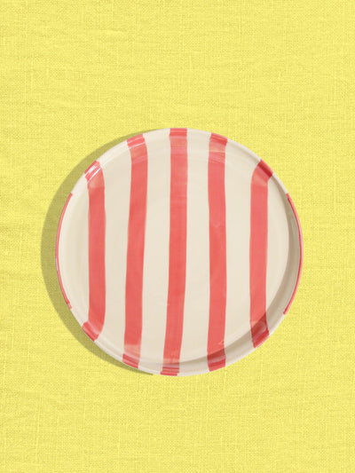 Petite assiette en céramique motif Linhas rose Céladon, sur fond coloré