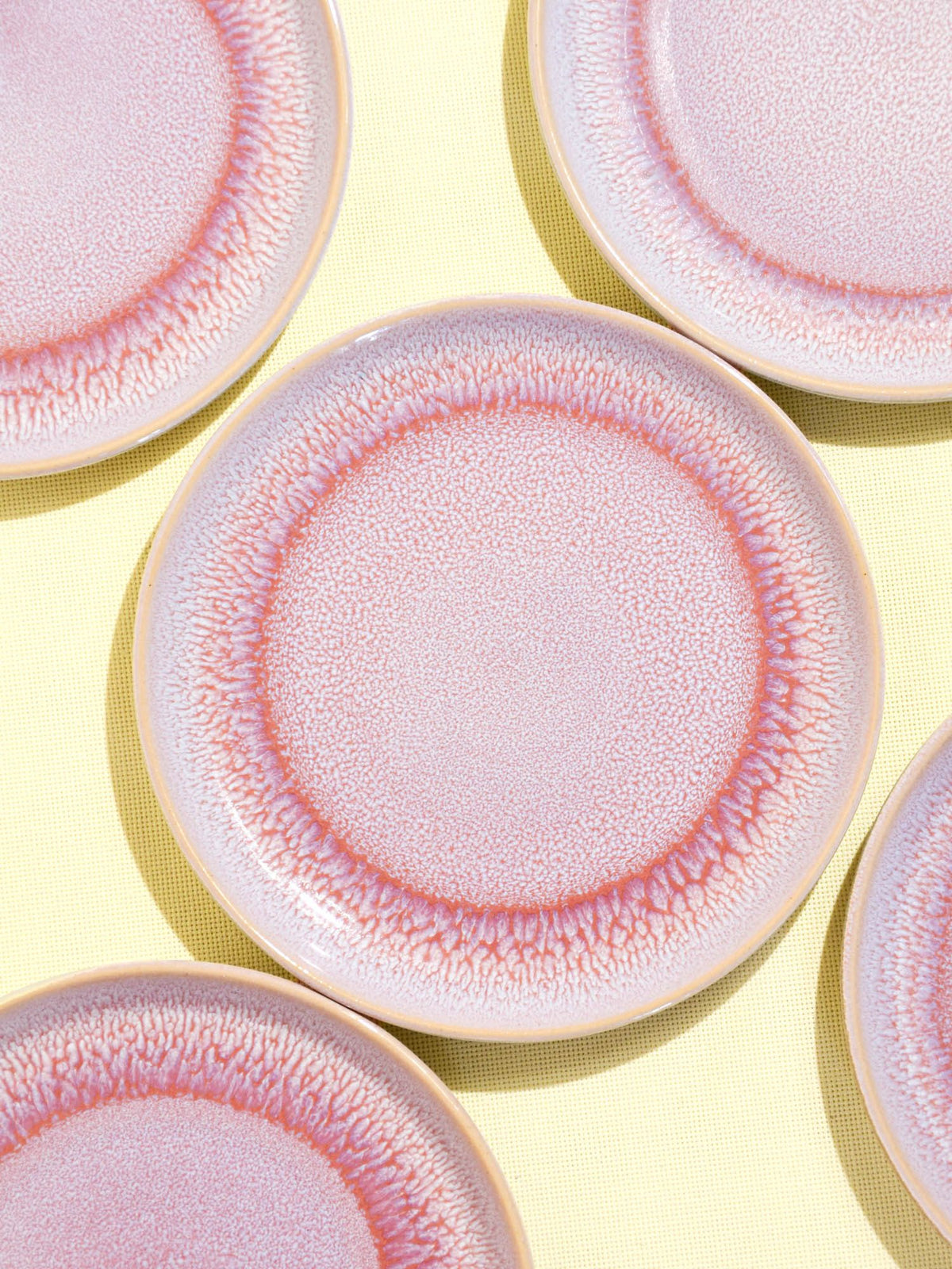 Petite assiette en céramique émail rose minéral Céladon, détail de l'émail
