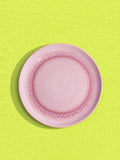 Petite assiette en céramique émail rose minéral Céladon, sur fond coloré