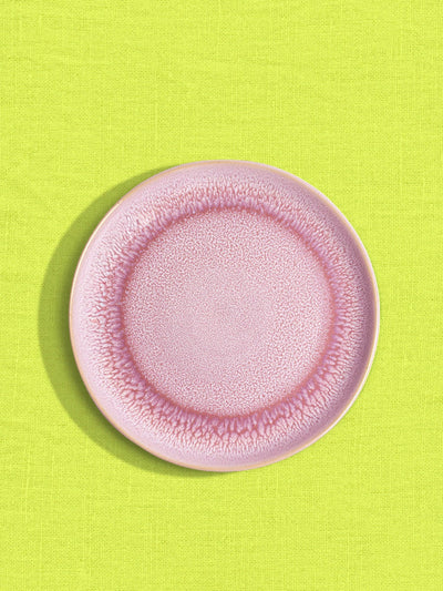Petite assiette en céramique émail rose minéral Céladon, sur fond coloré