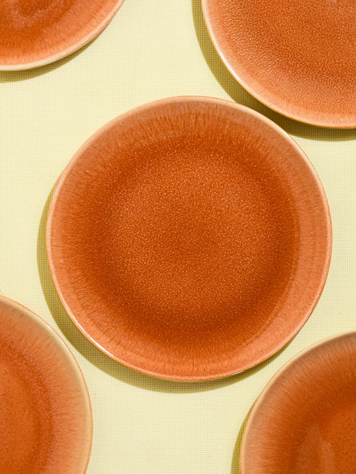 Petite assiette en céramique émail terracotta sienna Céladon, détail de l'émail
