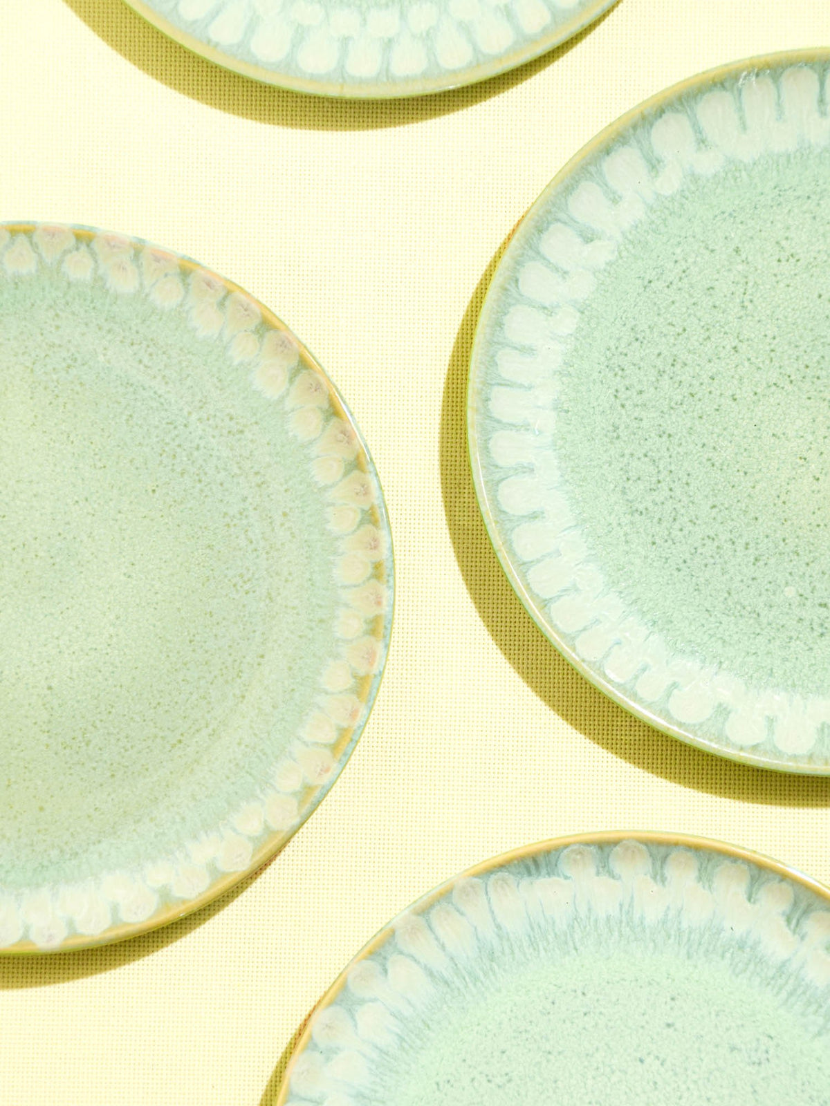 Petite assiette en céramique émail vert audacieux Céladon, détail de l'émail