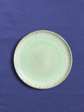 Petite assiette en céramique émail vert audacieux Céladon, sur fond coloré