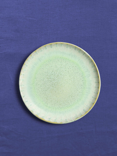 Petite assiette en céramique émail vert audacieux Céladon, sur fond coloré