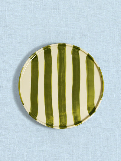 Petite assiette en céramique motif Linhas vert Céladon, sur fond coloré