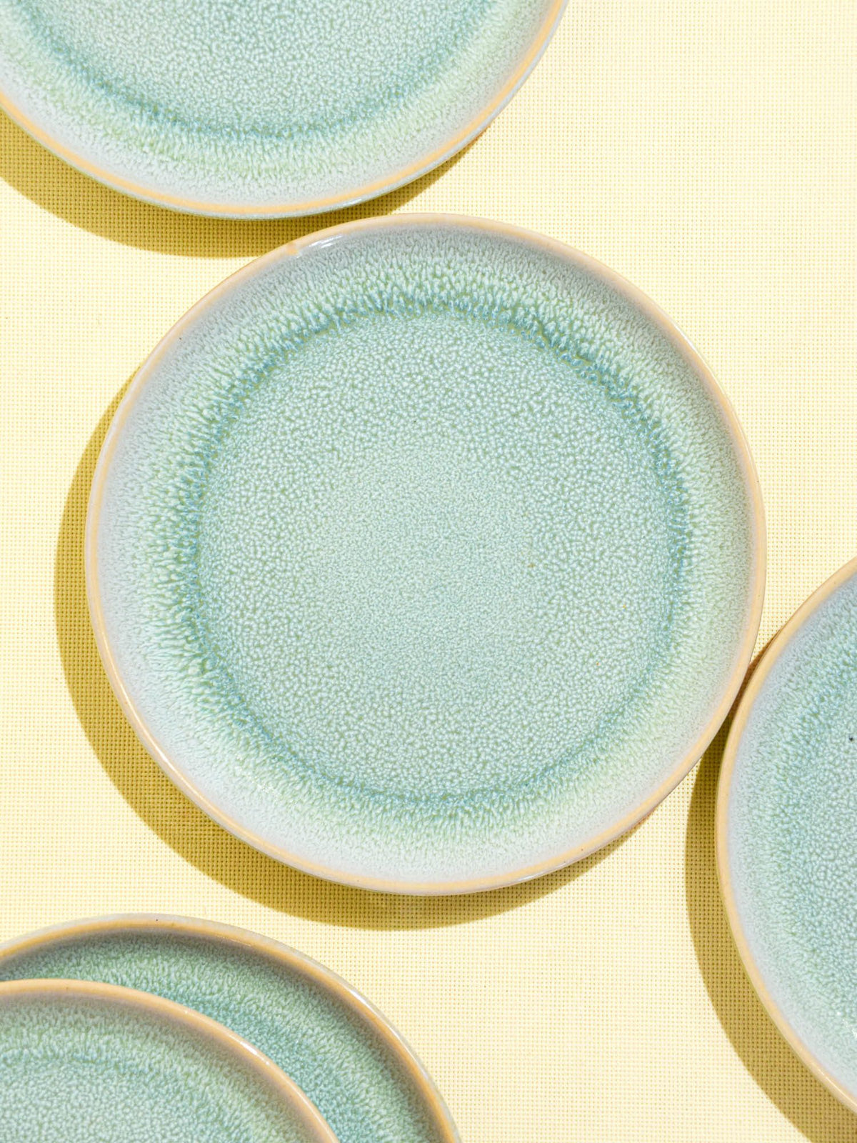 Petite assiette en céramique émail vert minéral Céladon, détail de l'émail