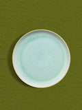 Petite assiette en céramique émail vert minéral Céladon, sur fond coloré