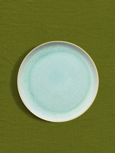 Petite assiette en céramique émail vert minéral Céladon, sur fond coloré