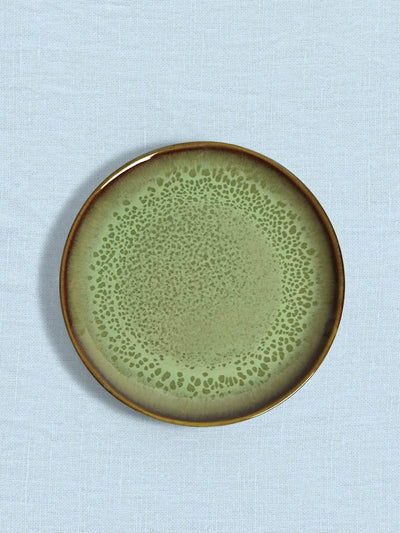 Petite assiette en céramique émail vert rivage Céladon, sur fond coloré