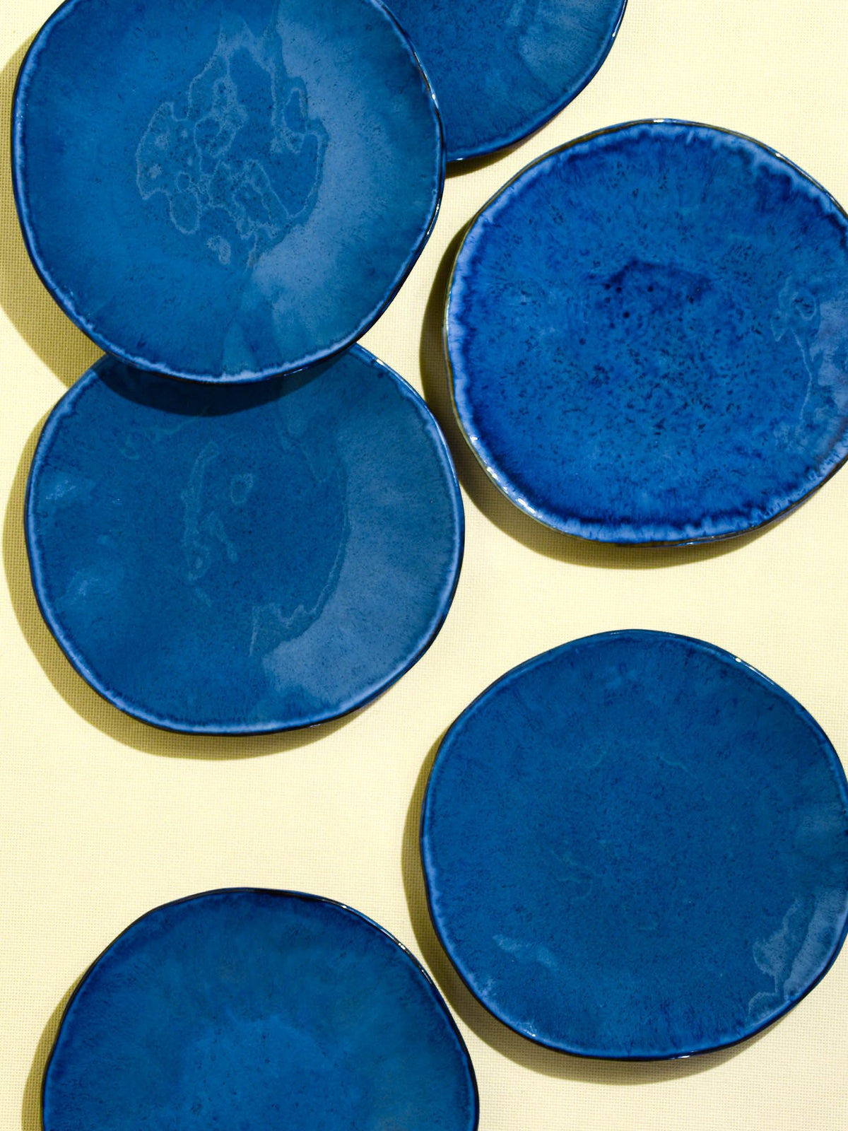 Petite assiette Onda en céramique émail bleu abyssal Céladon, vue de dessus