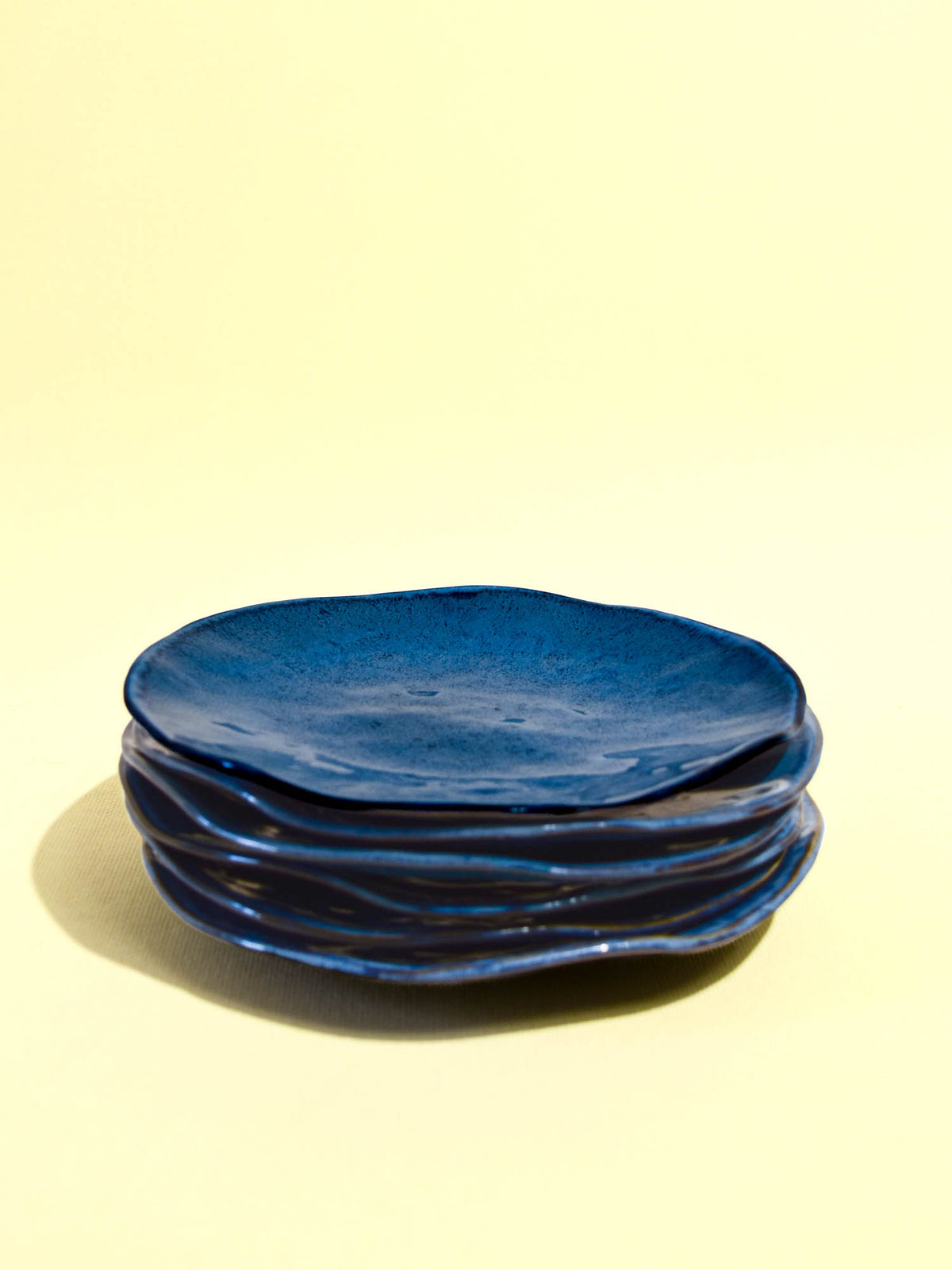 Petite assiette Onda en céramique émail bleu abyssal Céladon, set de 6