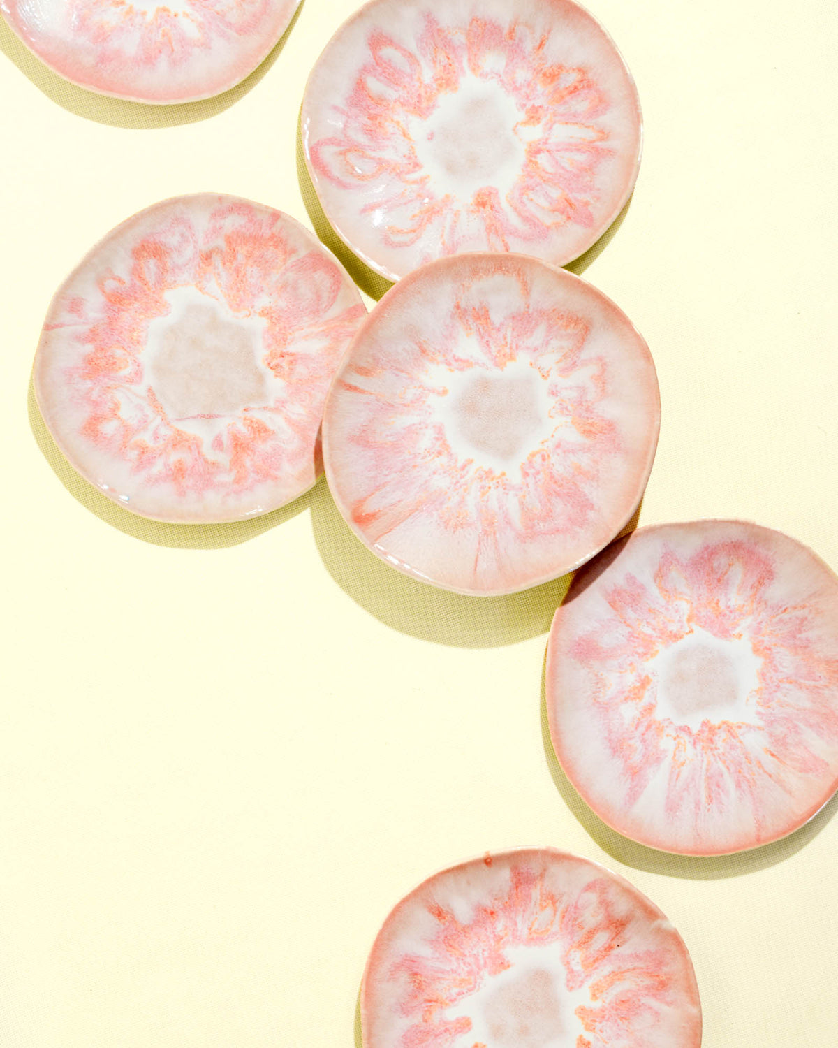 Petite assiette Onda en céramique émail rose anémone Céladon, vue de dessus
