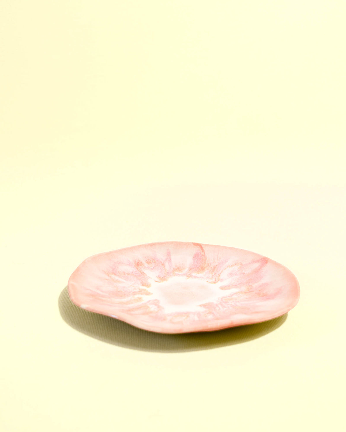 Petite assiette Onda en céramique émail rose anémone Céladon, vue de face