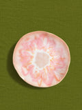 Petite assiette Onda en céramique émail rose anémone Céladon, sur fond coloré