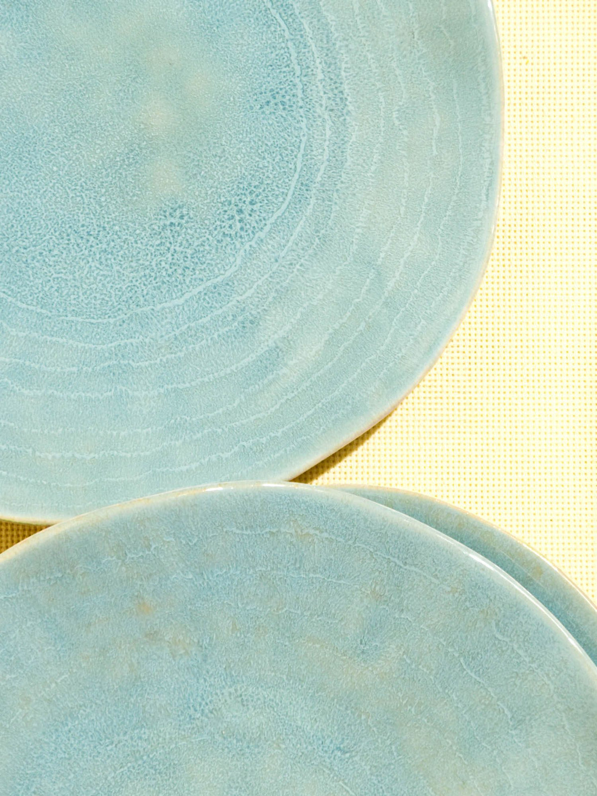 Petite assiette Onda en céramique émail vert d'eau Céladon, détail de l'émail