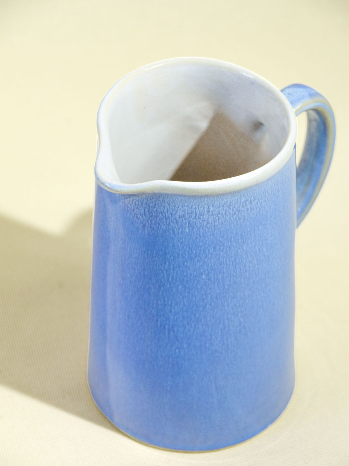 Pichet en céramique émail bleu minéral Céladon, détail de l'émail