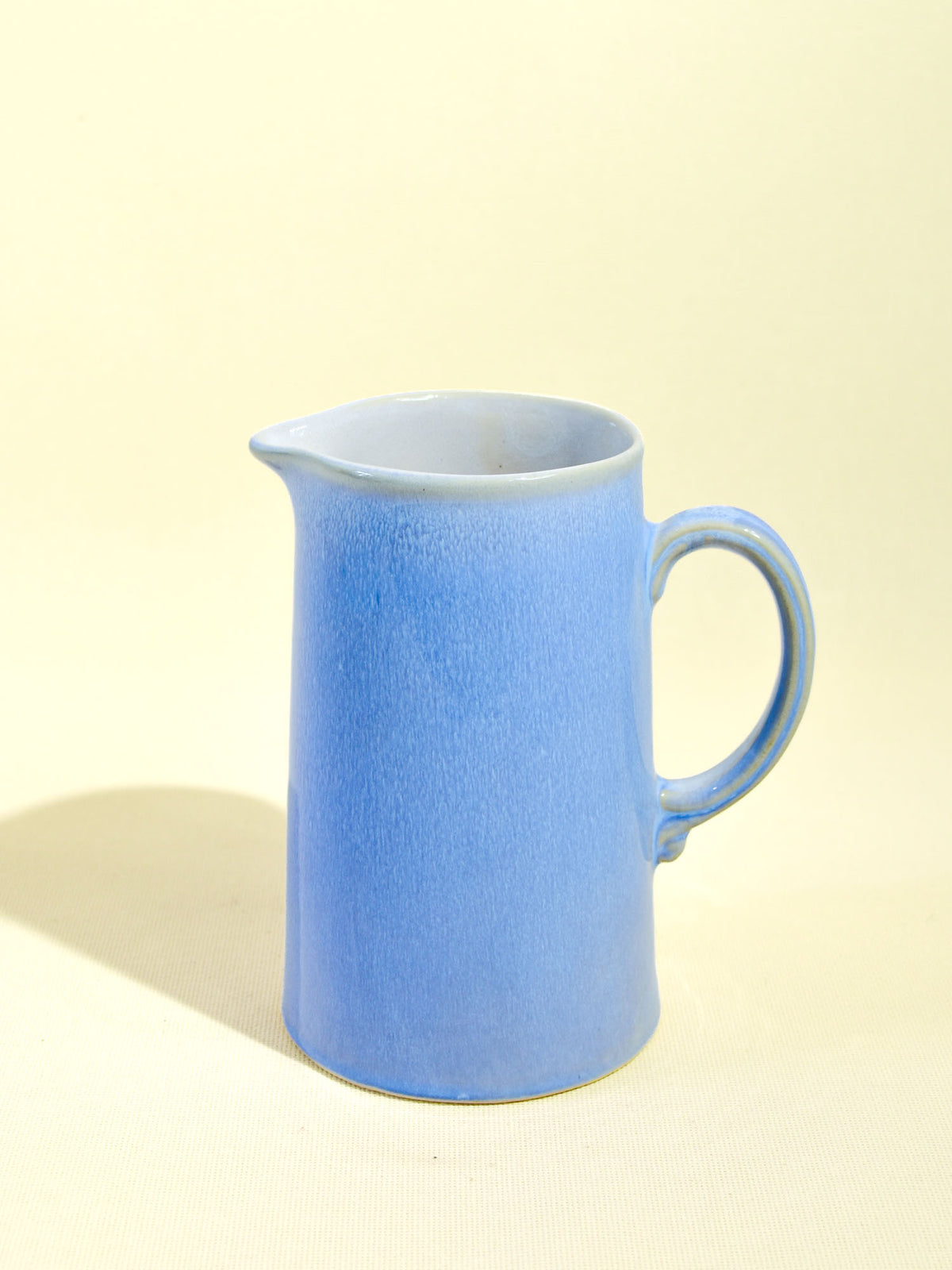 Pichet en céramique émail bleu minéral Céladon, vue de face