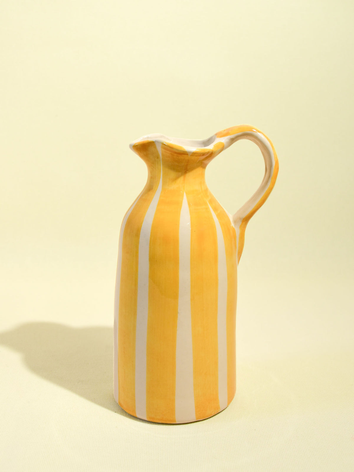 Pichet en céramique motif Linhas jaune Céladon, vue de face