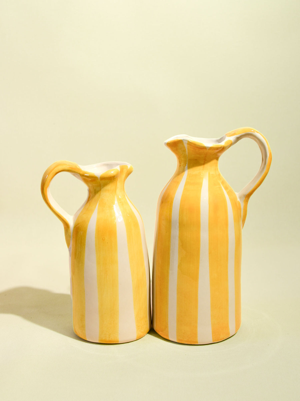 Pichet en céramique motif Linhas jaune Céladon, plusieurs tailles de la collection