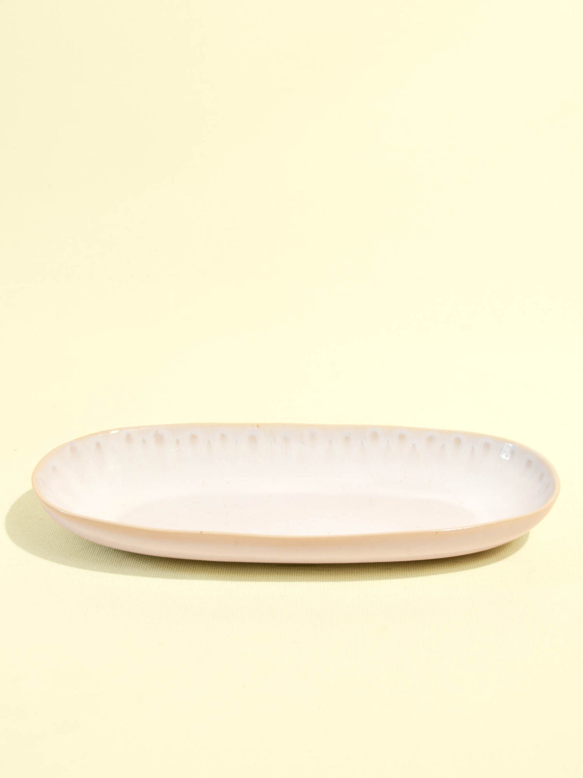 Plat de service ovale en céramique émail blanc audacieux Céladon, vue de face