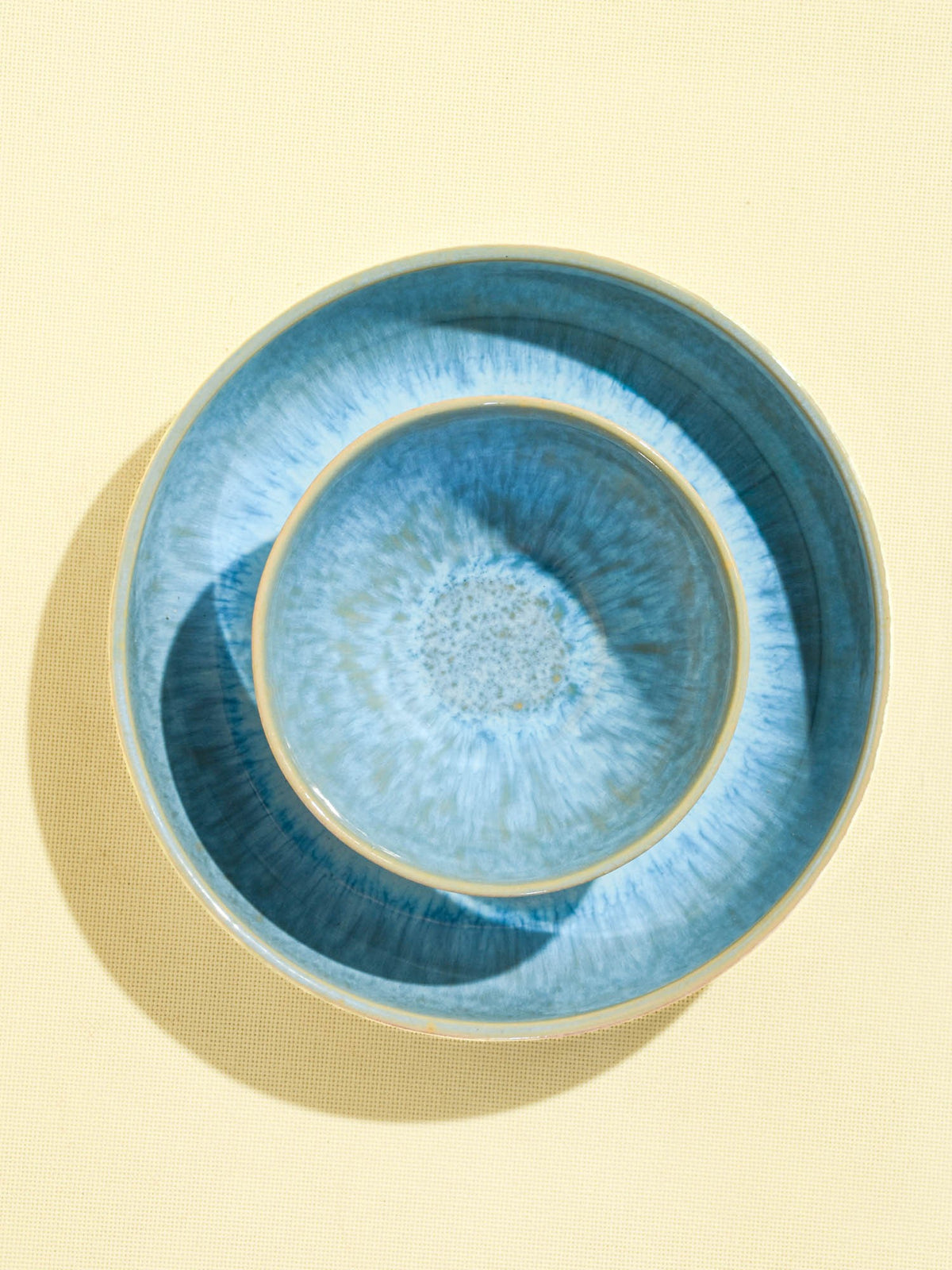 Plat de service rond en céramique émail bleu água Céladon, vue de dessus