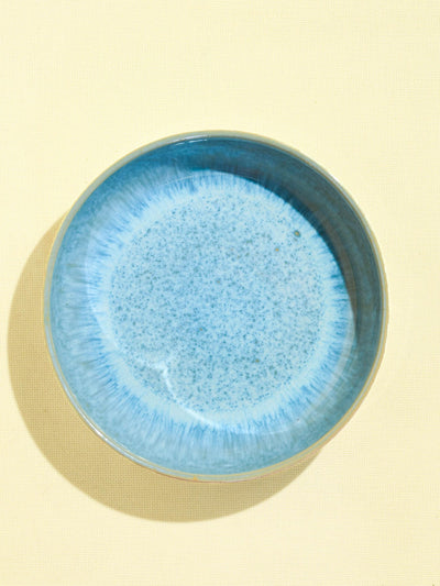 Plat de service rond en céramique émail bleu água Céladon, vue de dessus