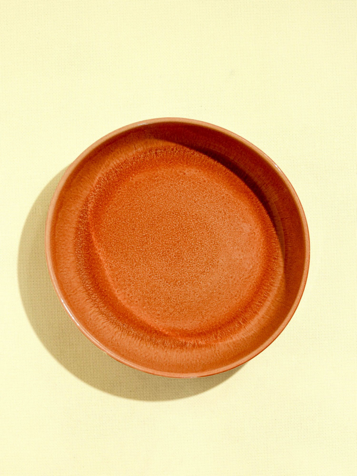 Plat de service rond en céramique émail terracotta sienna Céladon, vue de dessus