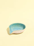 Repose-cuillère en céramique émail bleu água Céladon, vue de face