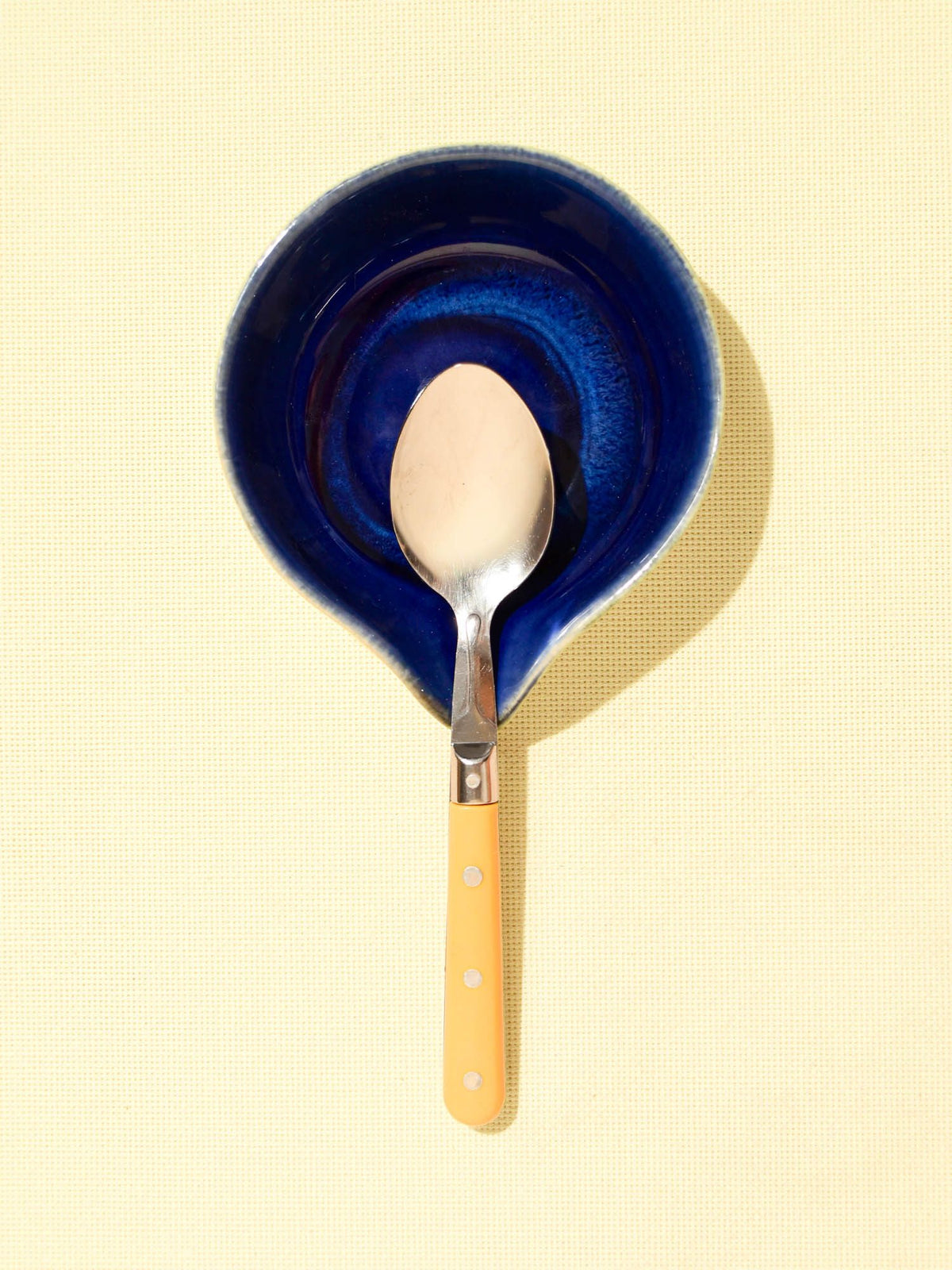 Repose-cuillère en céramique émail bleu odyssée Céladon, mise en scène