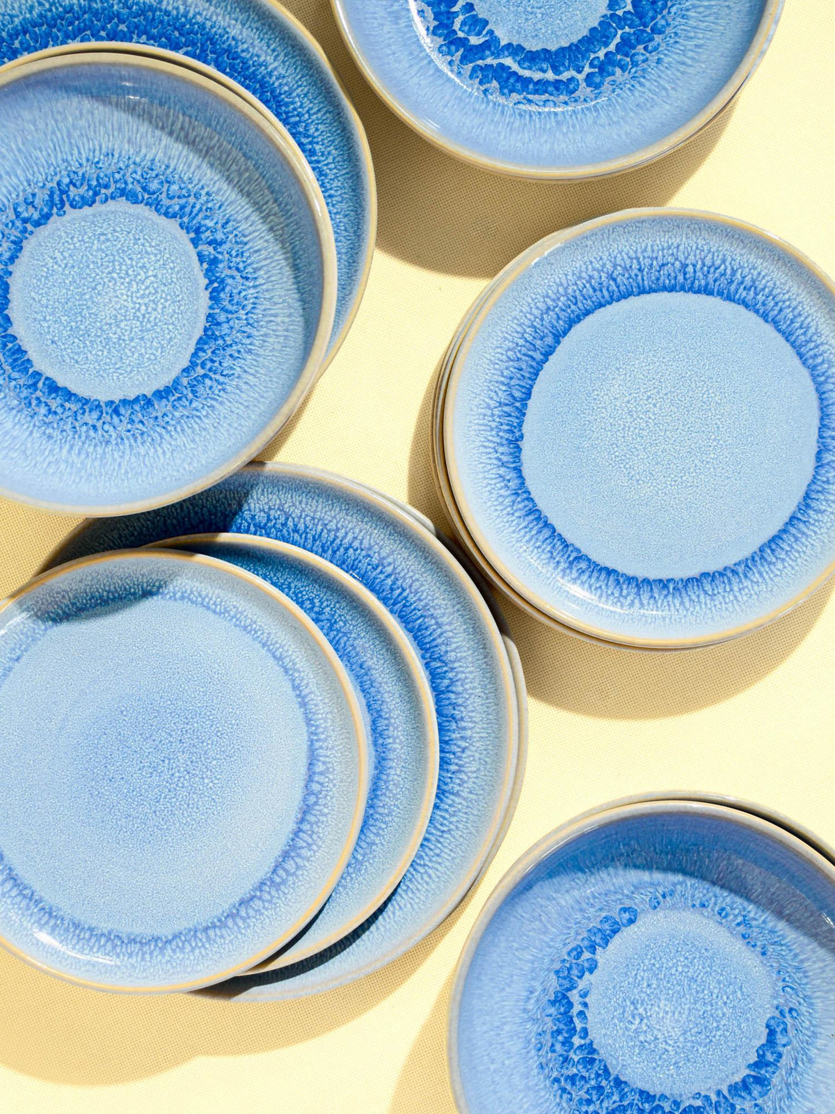 Service de vaisselle en céramique émail bleu minéral Céladon, vue de dessus