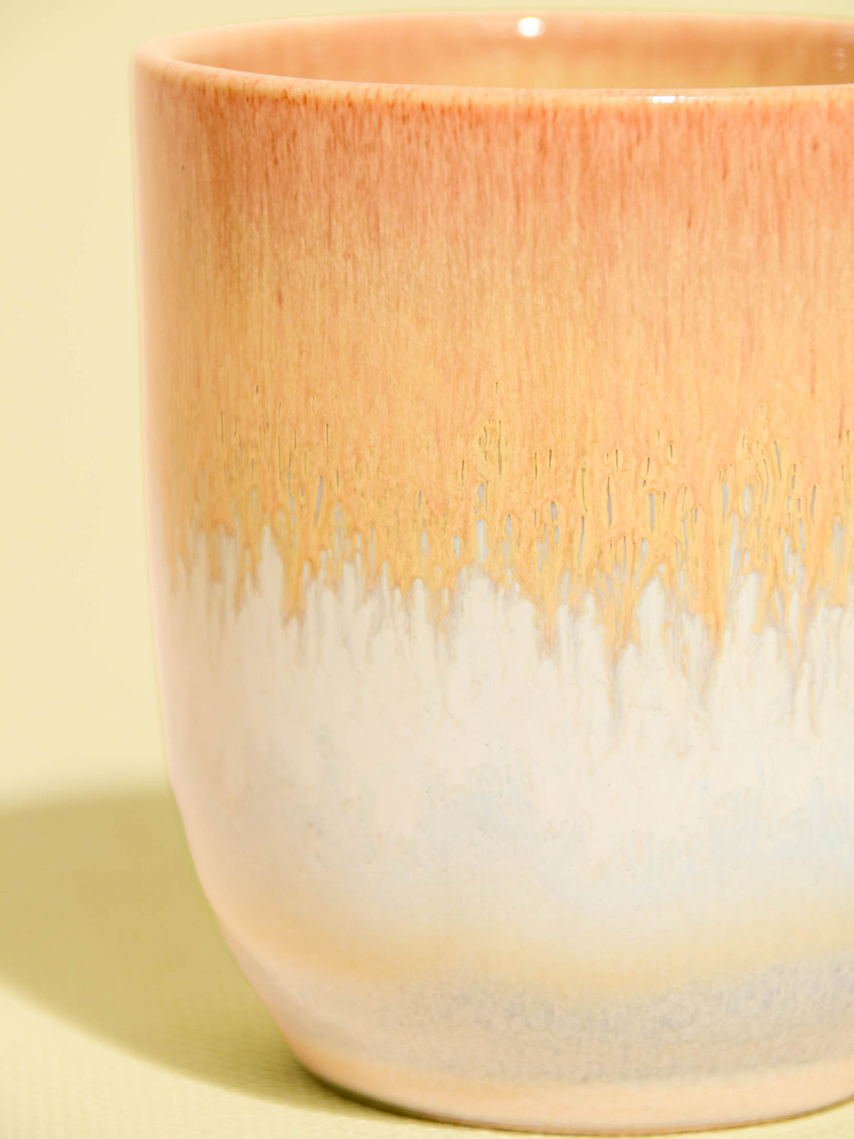 Tasse en céramique émail jaune sable Céladon, détail de l'émail