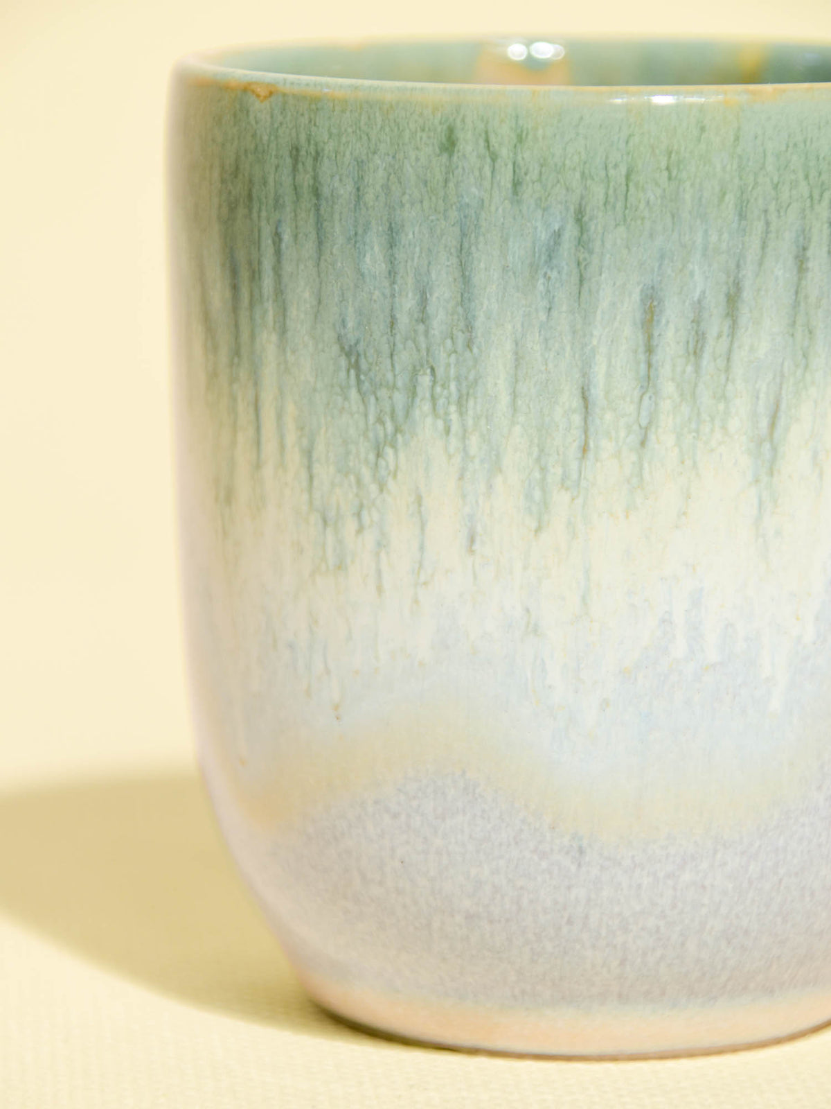 Tasse en céramique émail vert lumineux Céladon, détail de l'émail