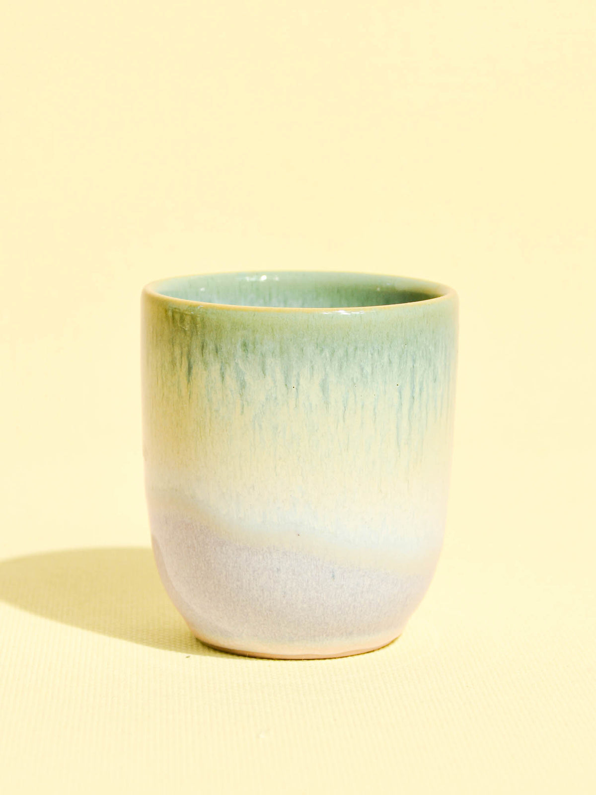 Tasse en céramique émail vert lumineux Céladon, vue de face