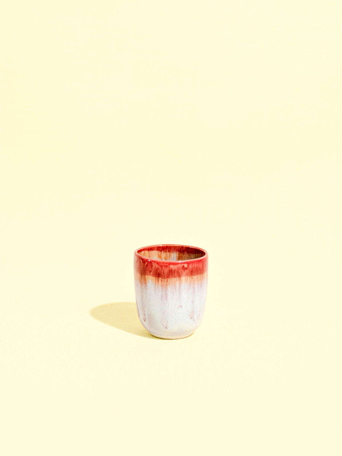 Tasse expresso en céramique émail rouge lumineux Céladon, vue de face