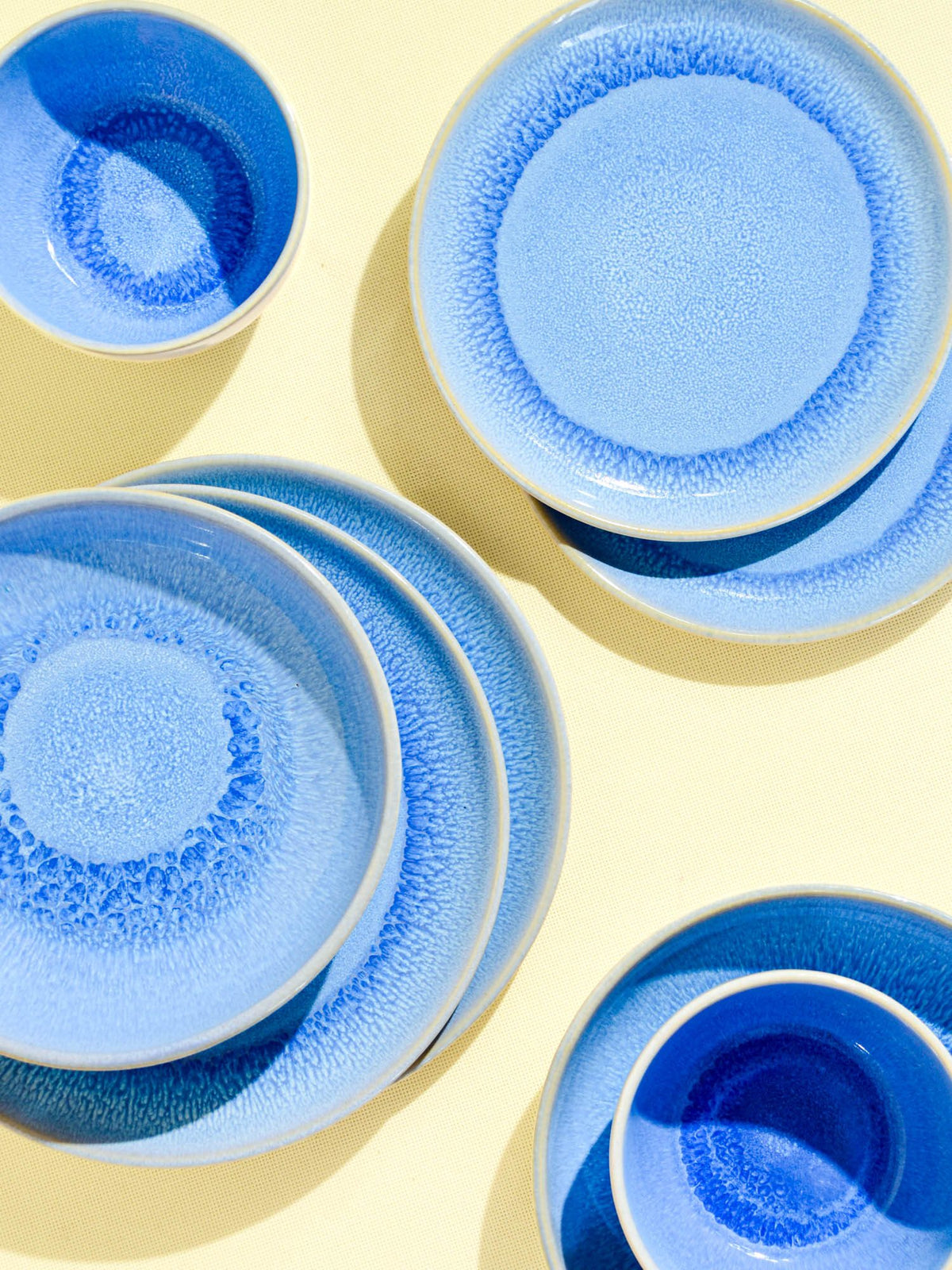 Vaisselle en grès Céladon, émail Bleu minéral, fabriquée au Portugal